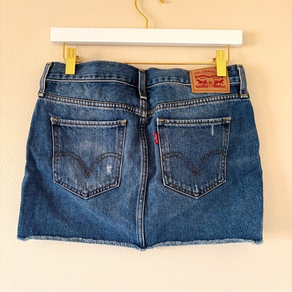 levi’s denim mini skirt with raw hem - Picture 2 of 3